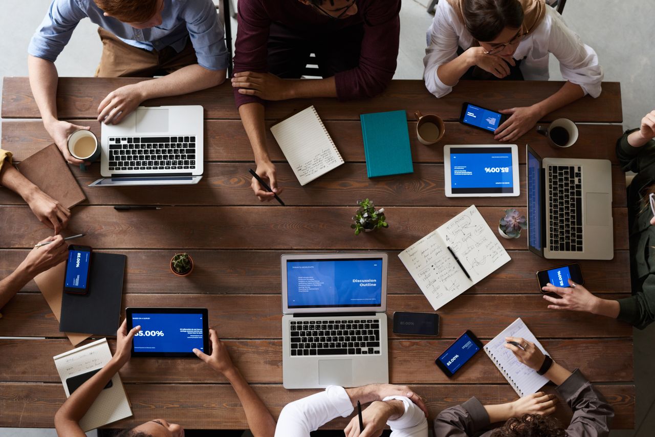 Genius Office Lifehacks That Turn a Boring Desk Into a Command Center